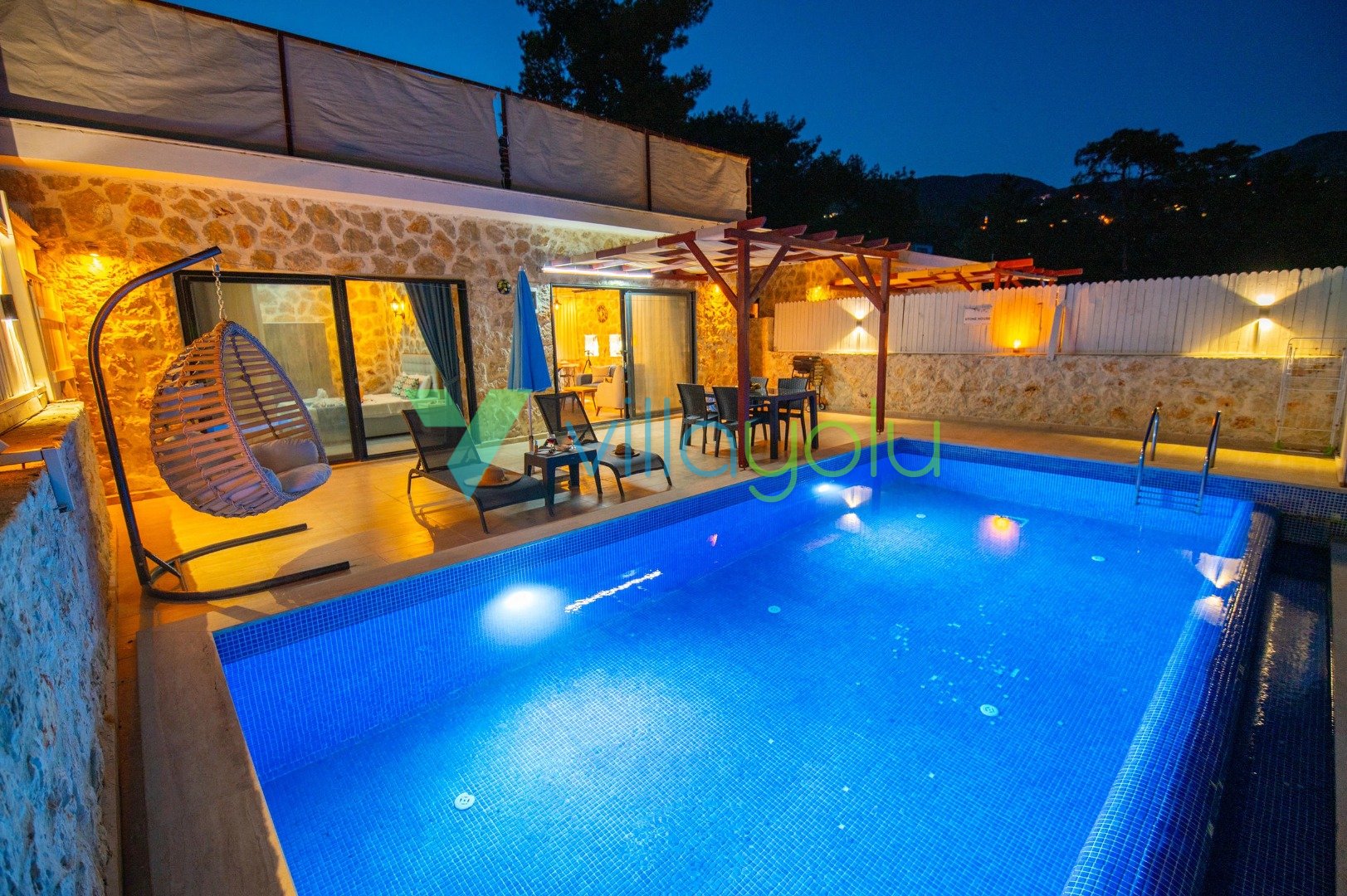 Kalkan’da Muhafazakar Konsept 4 Kişilik Jakuzili Taş Ev Villa